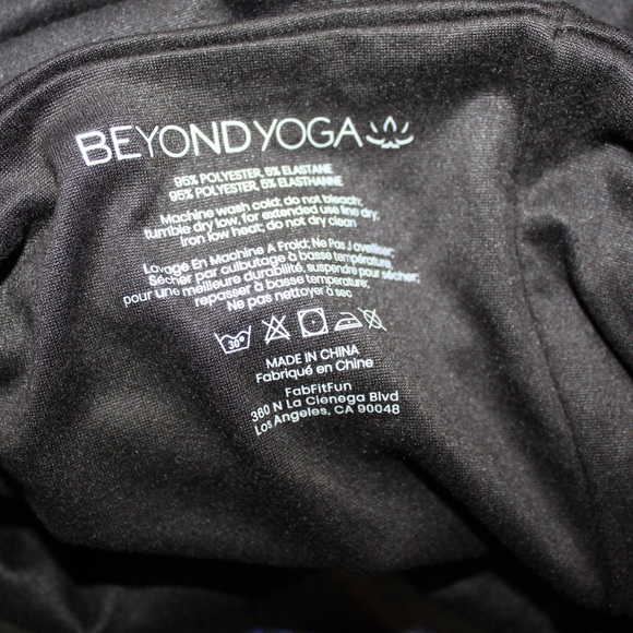 ✨ Beyond Yoga Pocket Infinity Scarf - Picture 3 of 4